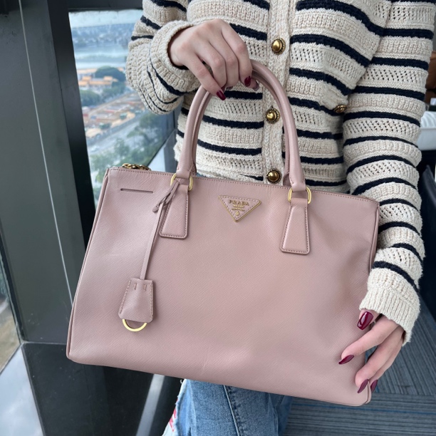 95新 Prada/普拉达 XM/裸粉色杀手大号十字纹手提包/KH10124369