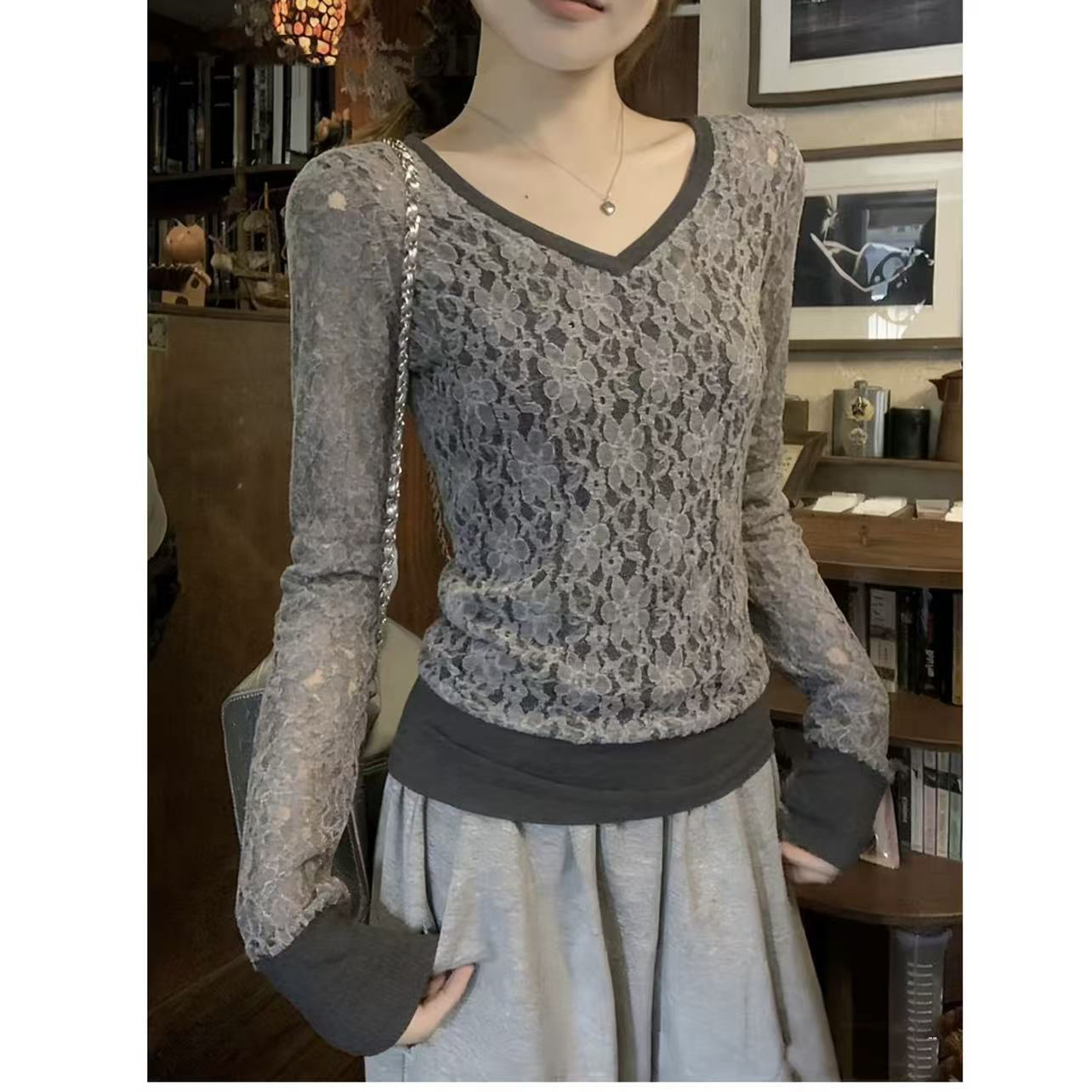 欧洲站2025秋冬新款时尚百搭显瘦修身气质高雅长袖蕾丝上衣女