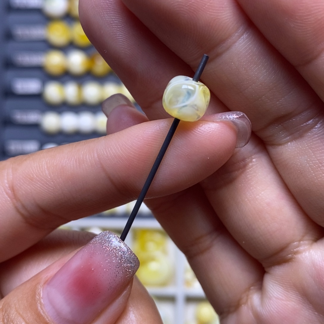 蜜蜡未镶嵌珠宝奇石金白荧光溶洞老型8.2*7.1mm