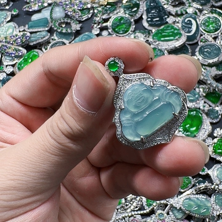 翡翠颈饰未镶嵌天然A货翡翠放漏