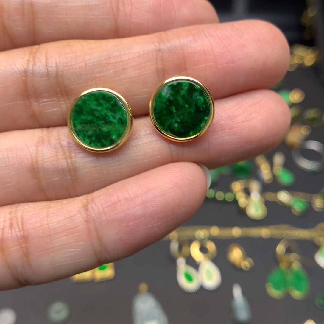 翡翠未镶嵌颈饰有纹