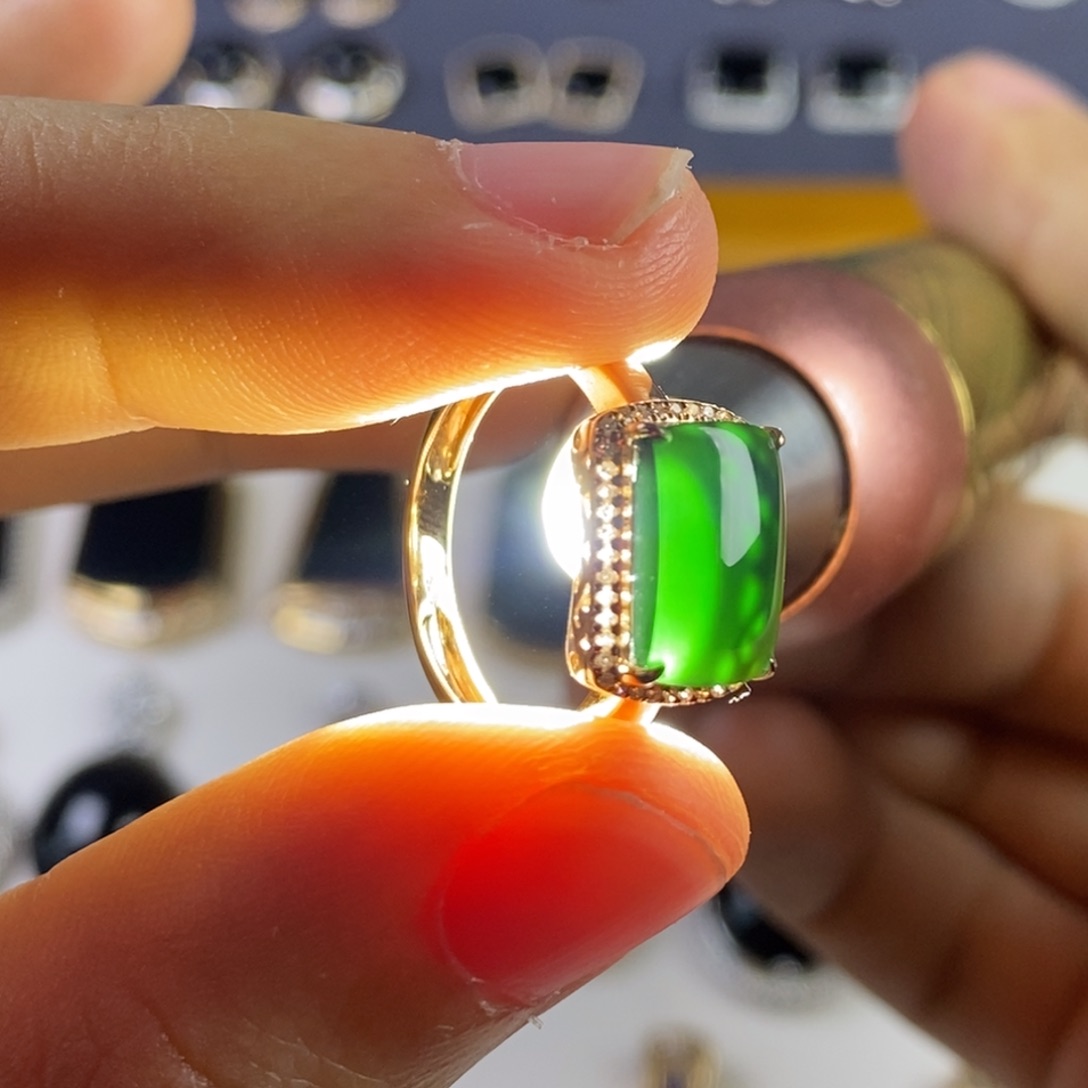 18K金镶嵌戒指翡翠