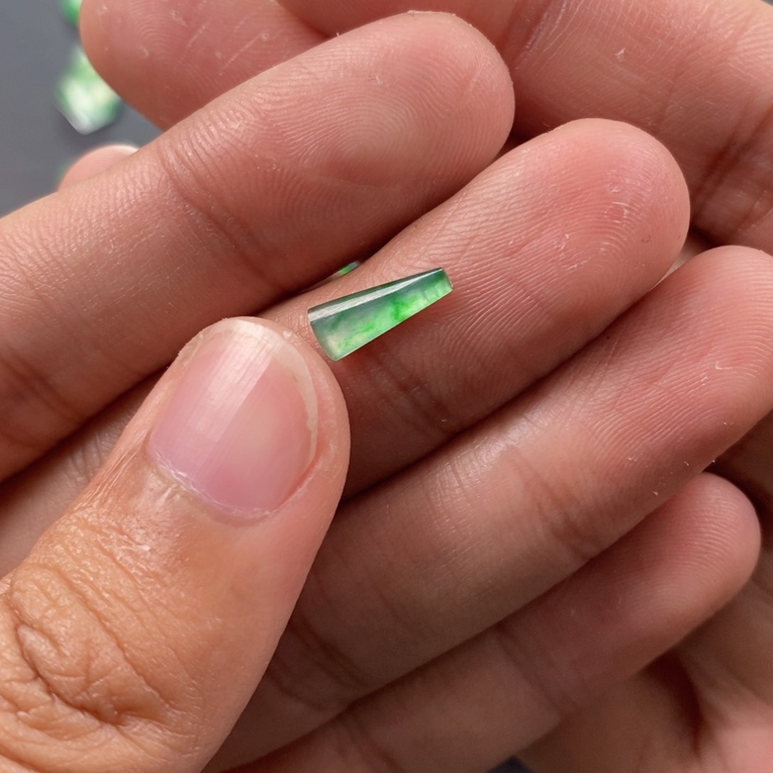 翡翠耳饰未镶嵌翡翠