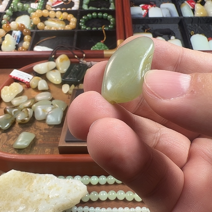 两***葱和田玉未镶嵌车挂