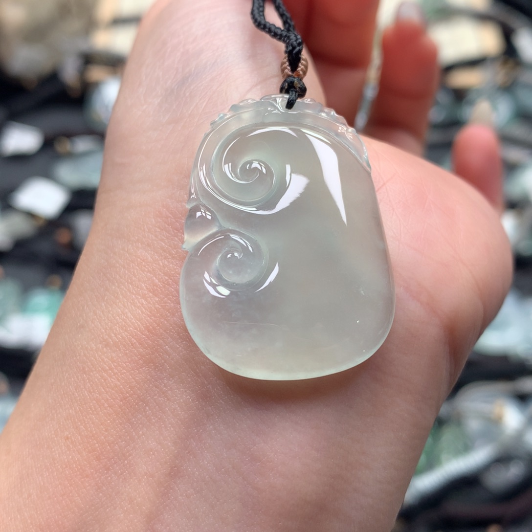 翡翠颈饰未镶嵌如意