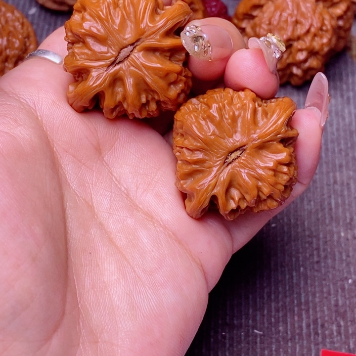 桃核把件白狮子狮子头