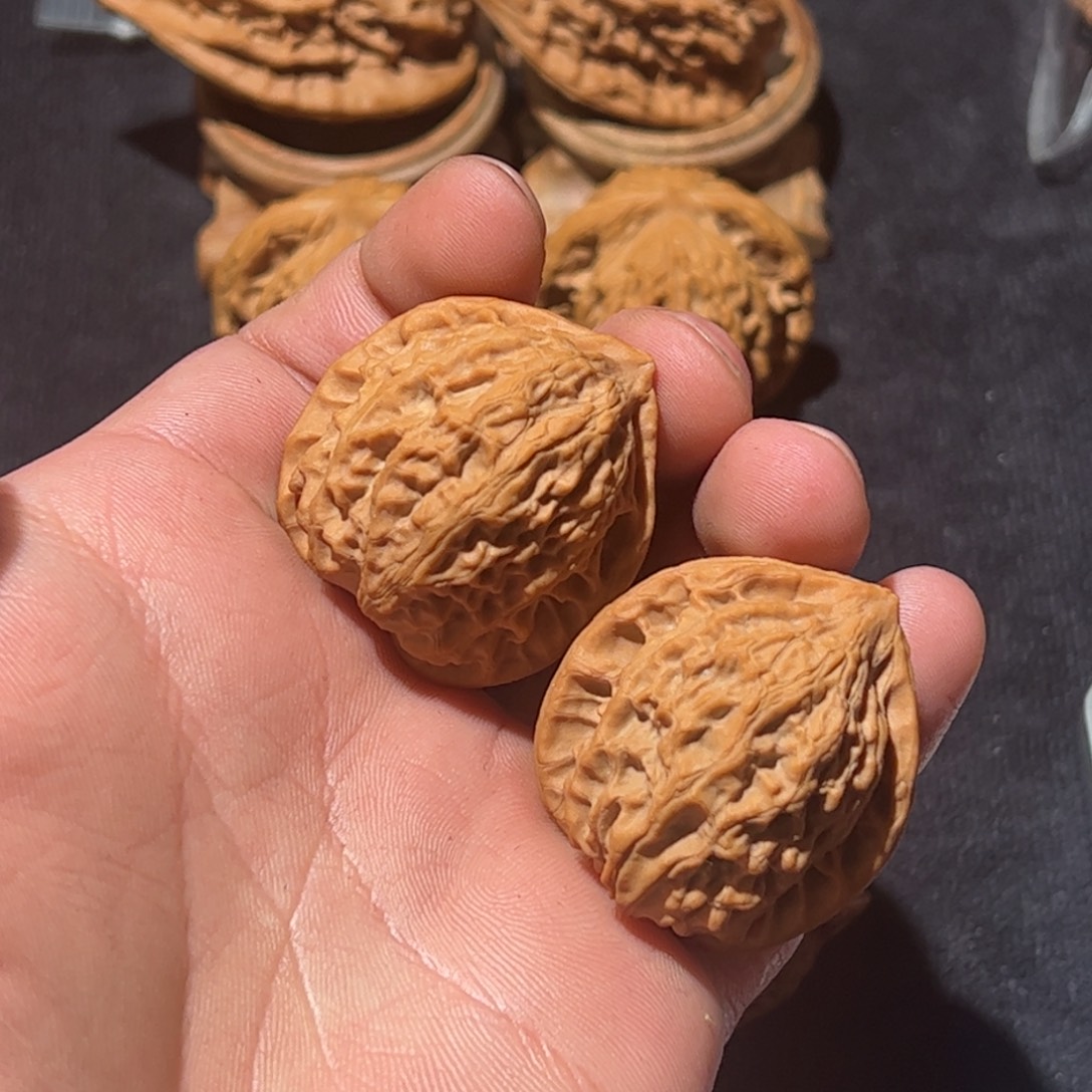 文玩核桃吊坠练手对金牛