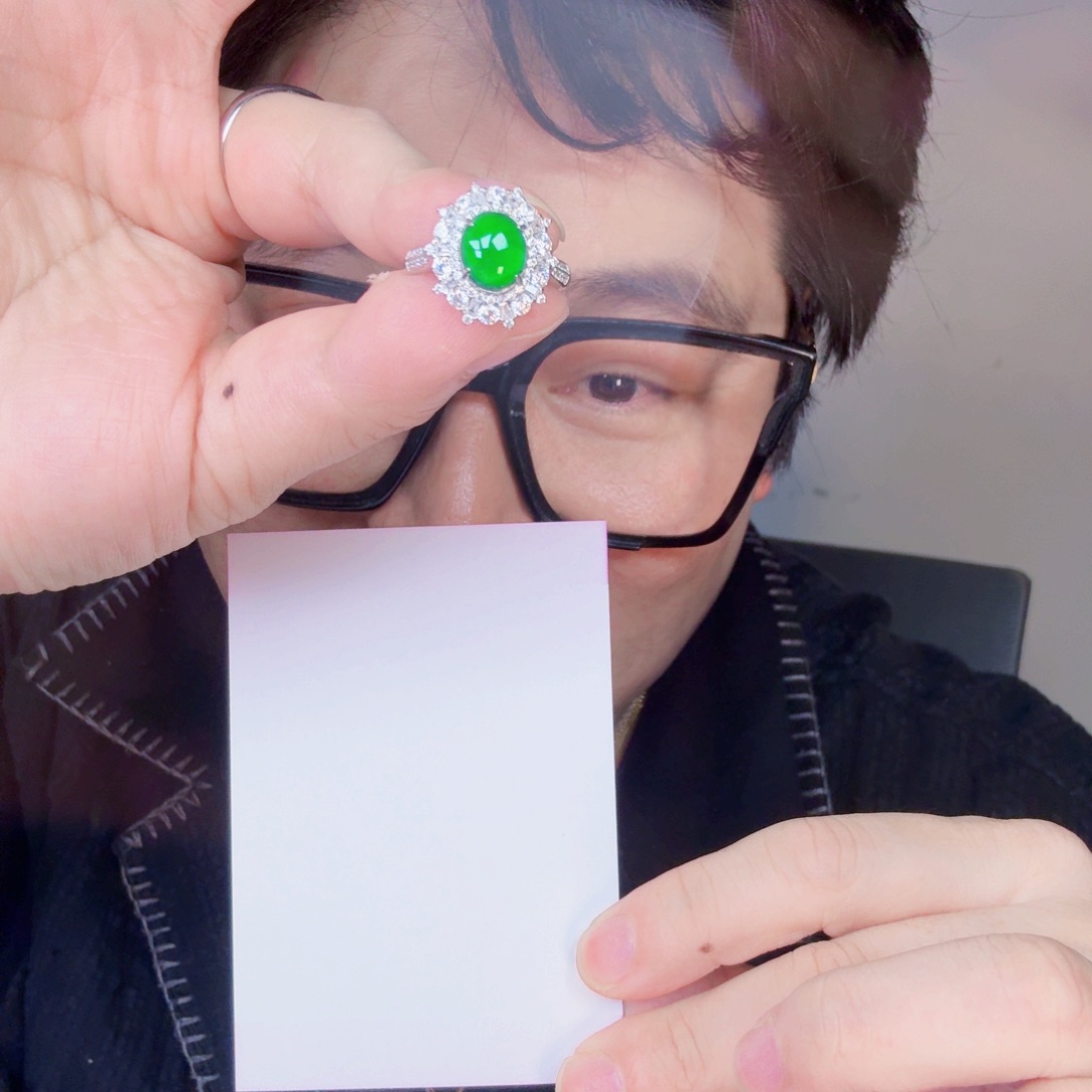 翡翠未镶嵌颈饰一件