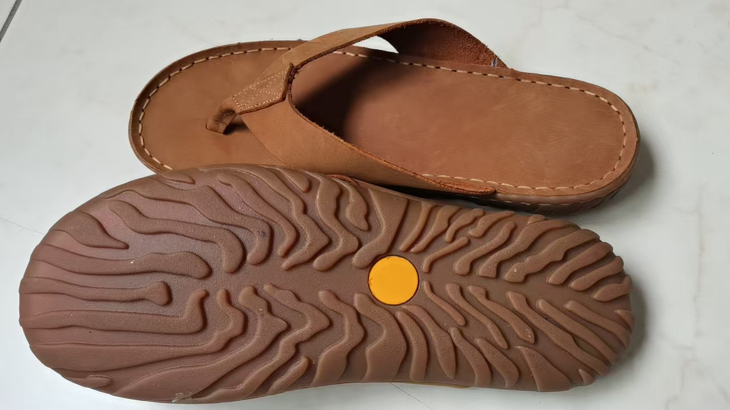 纯色休闲人字拖沙滩男鞋夏季高端真皮软底舒适时尚夹脚防滑拖鞋潮