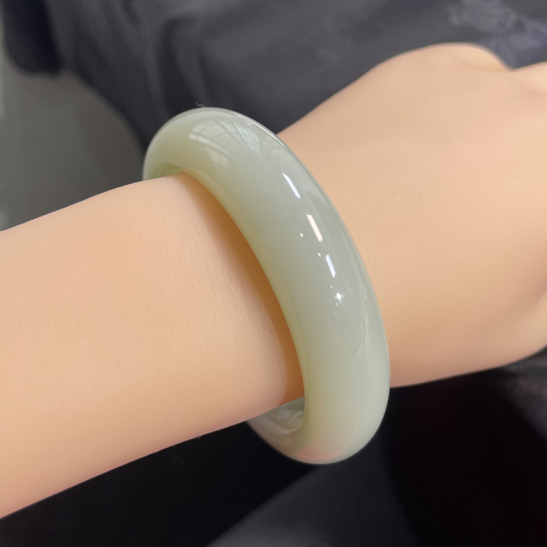 和田玉手镯且末奶蓝宽版55.4 15.8 10.3 81.5克