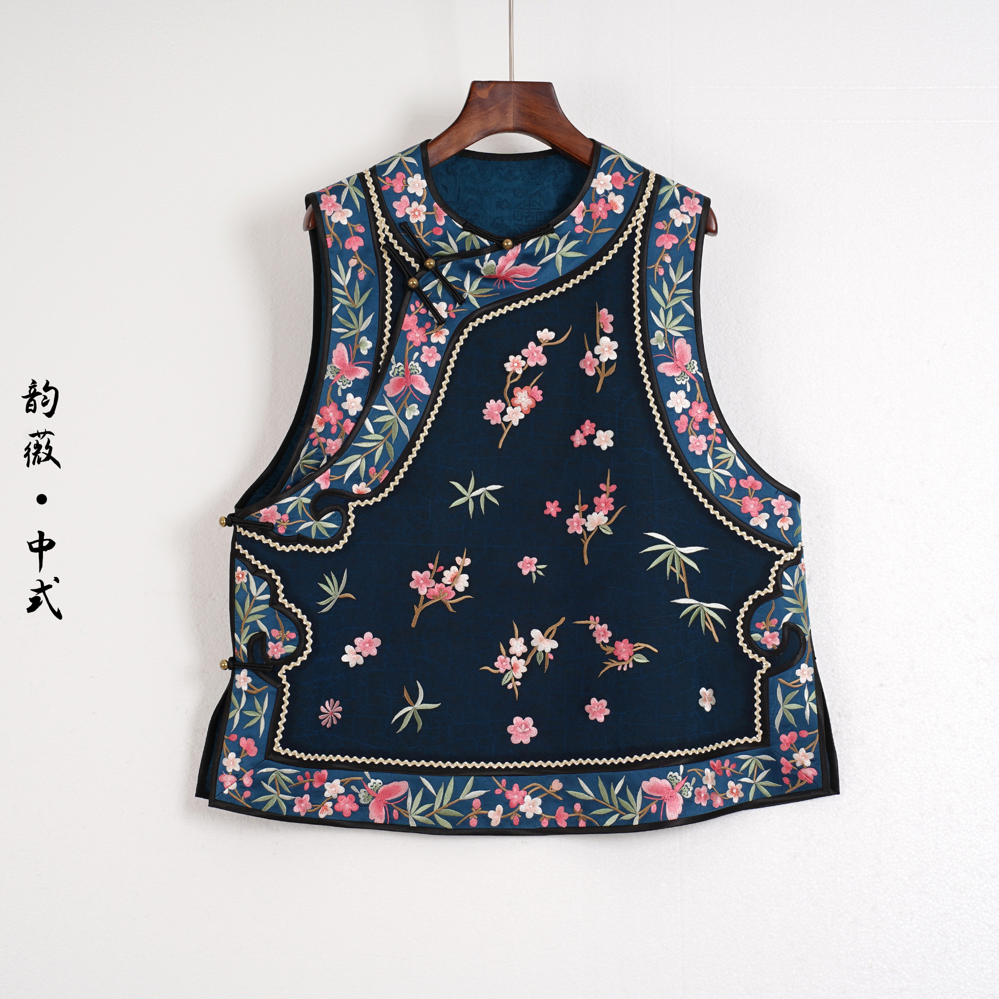 中式复刻手推绣梅花香云纱马甲