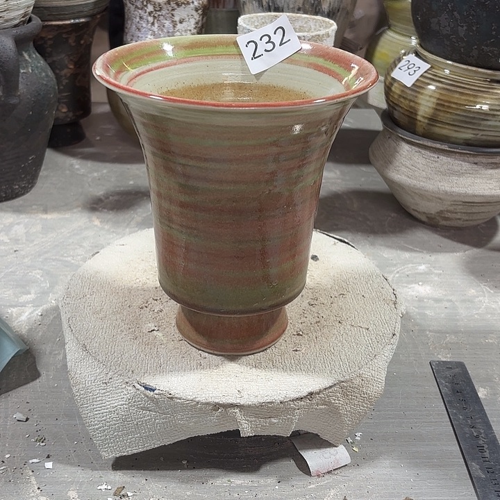 摆件陶高19，外口17，有孔，232