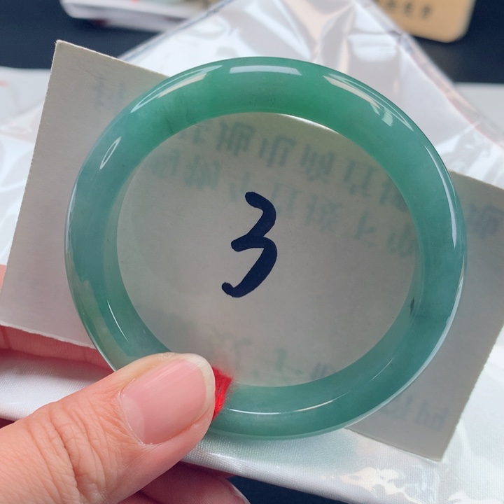 翡翠手镯未镶嵌冰