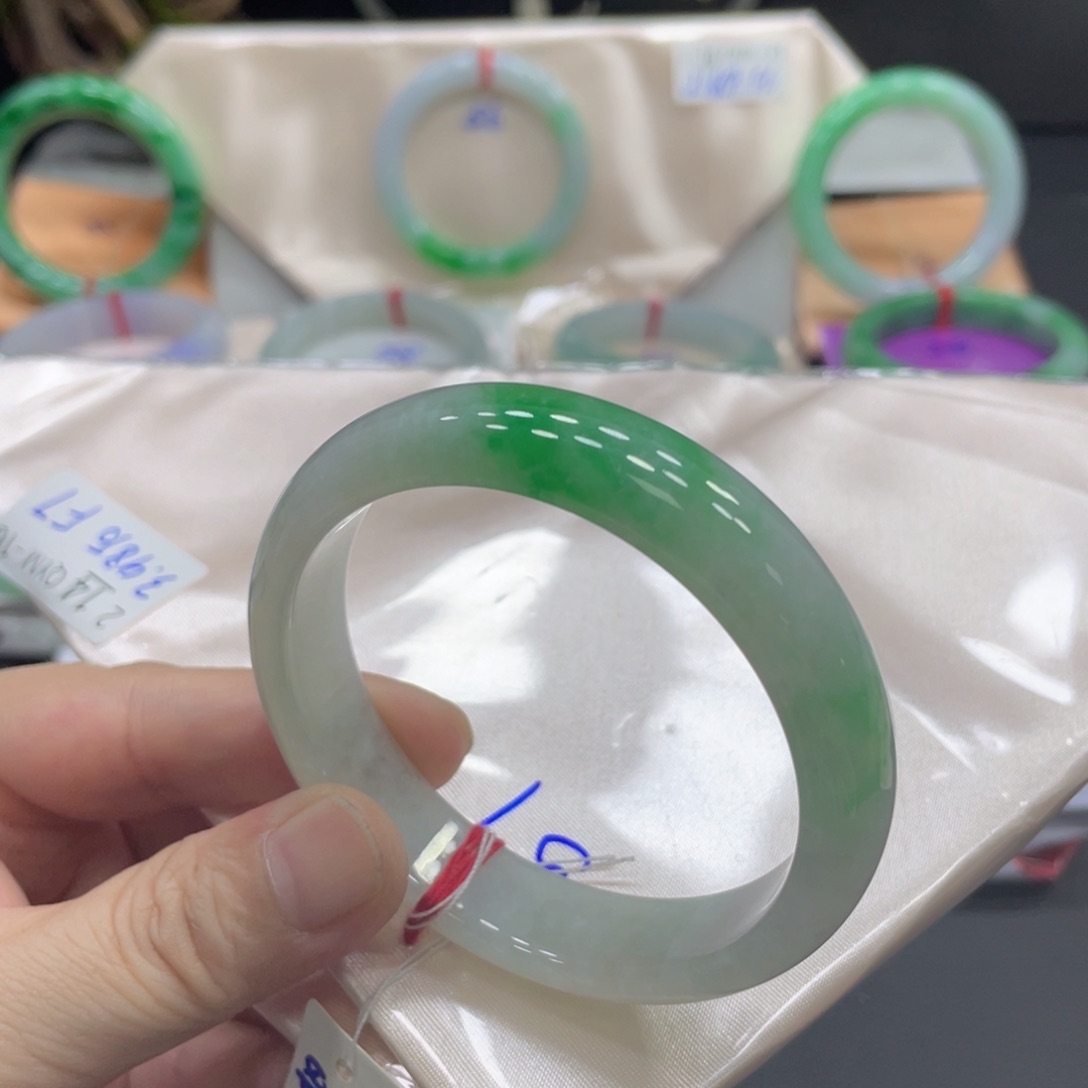 翡翠手镯未镶嵌57圈口