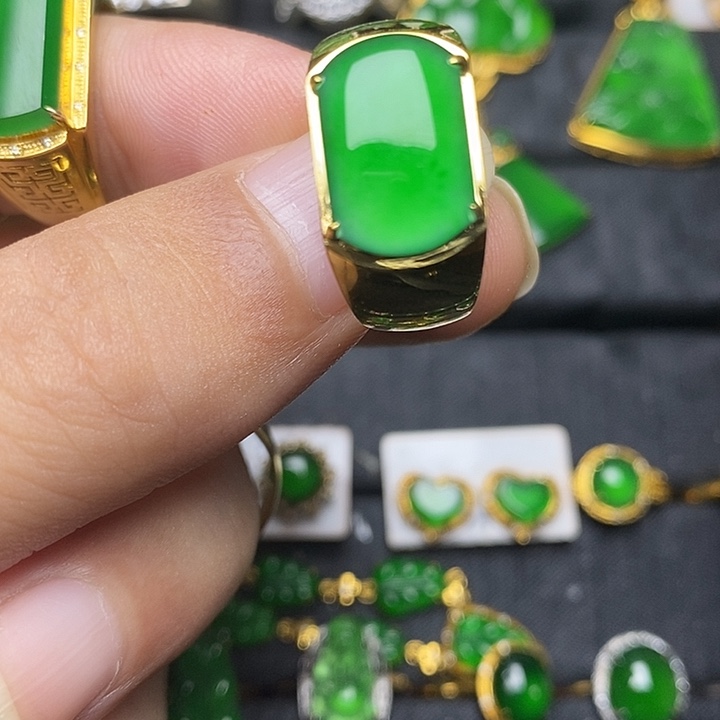 独***战翡翠18K金镶嵌戒指