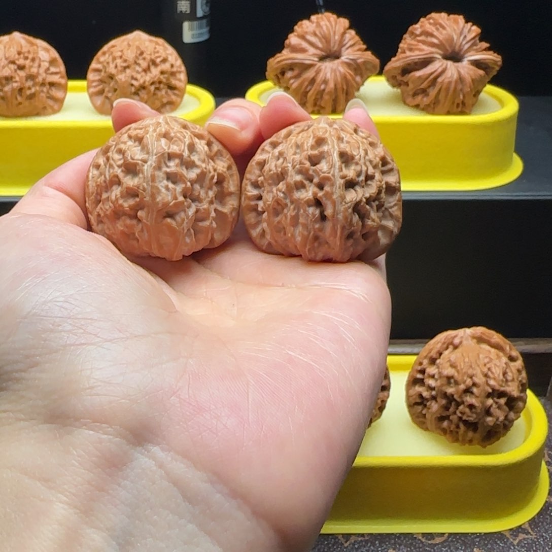 文玩核桃把件40三角白