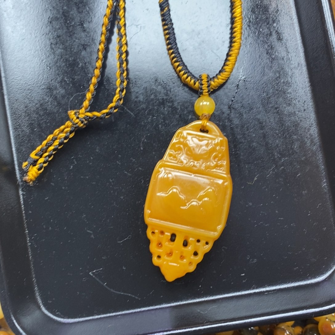 未镶嵌石英质玉（黄龙玉）颈饰