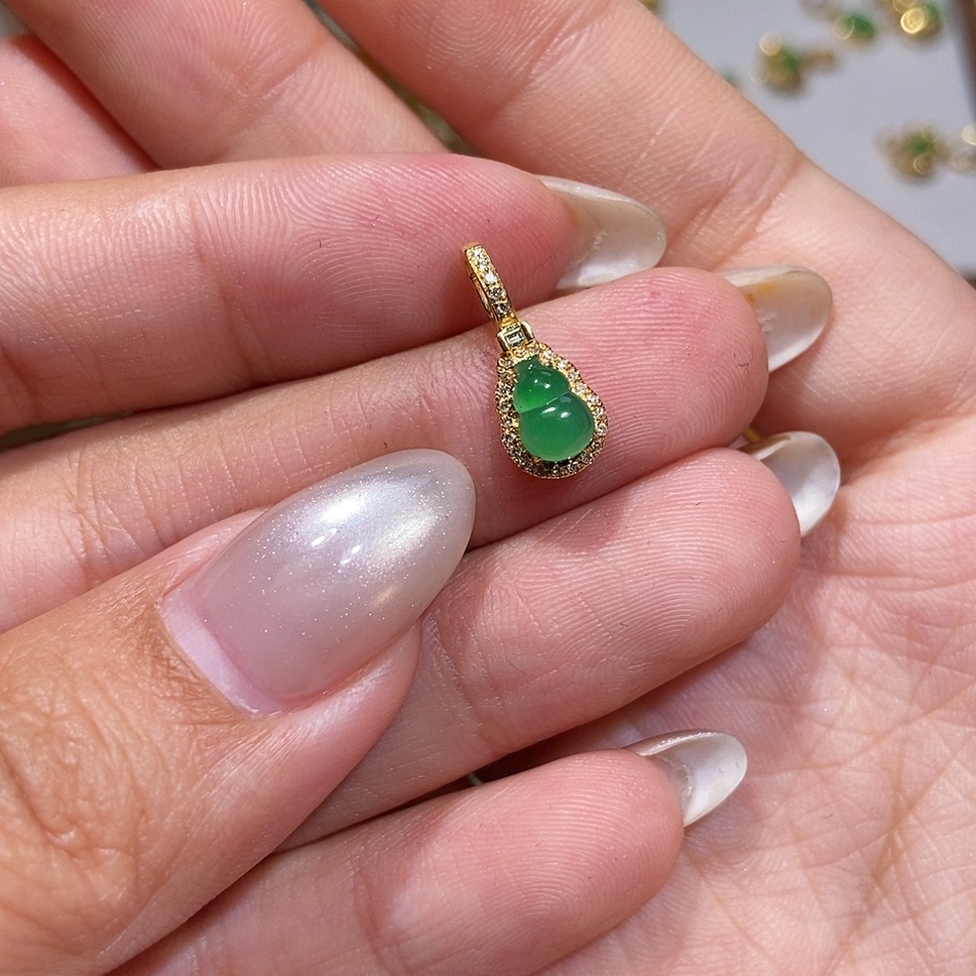 ༺***༻翡翠18K金镶嵌颈饰1111