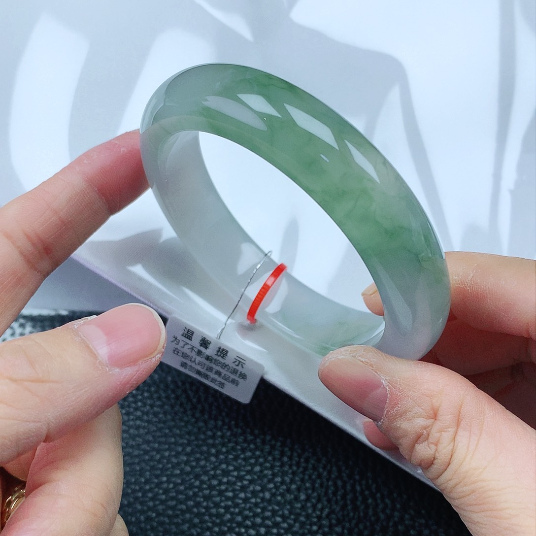 翡翠手镯未镶嵌55圈