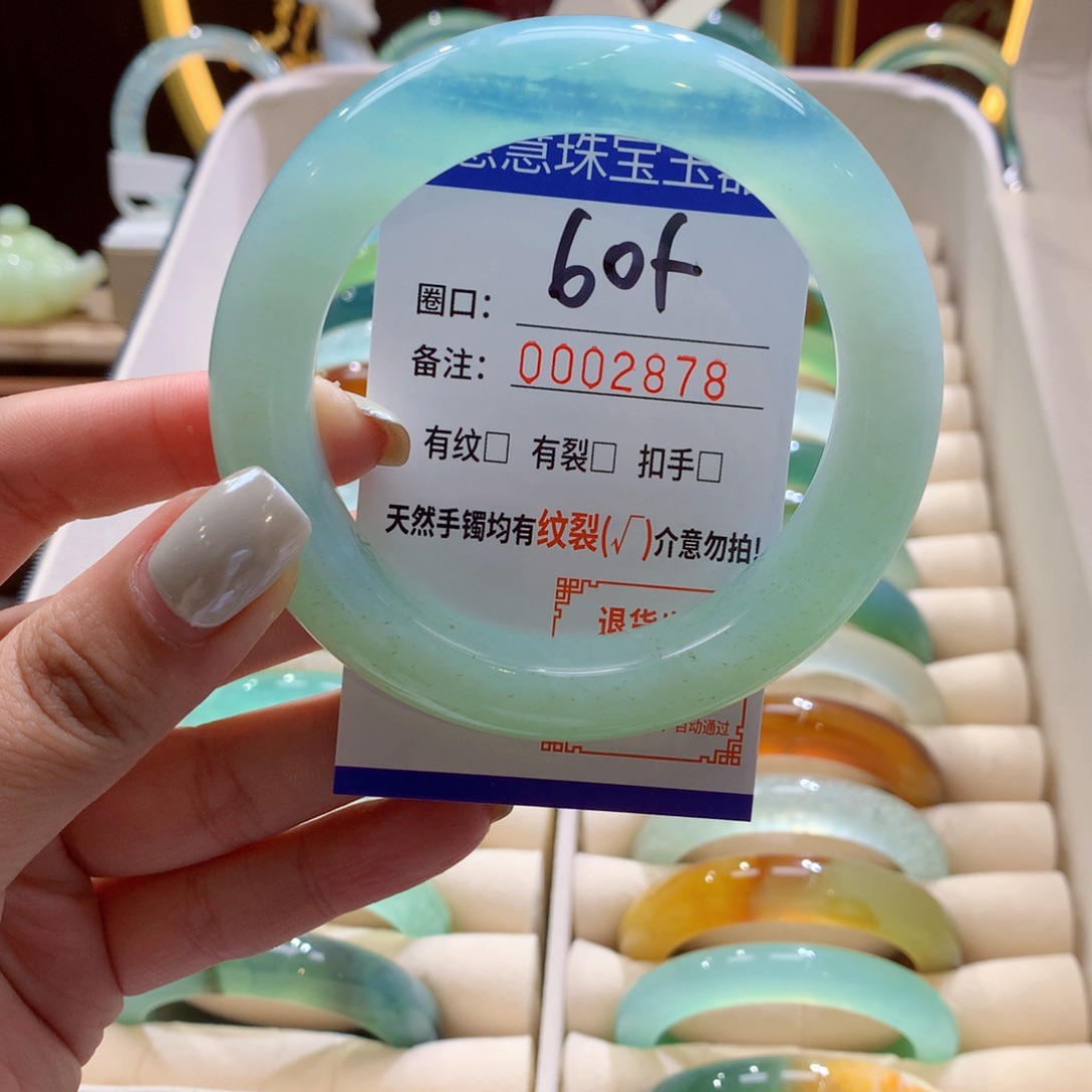 女***神蛇纹石玉未镶嵌手镯