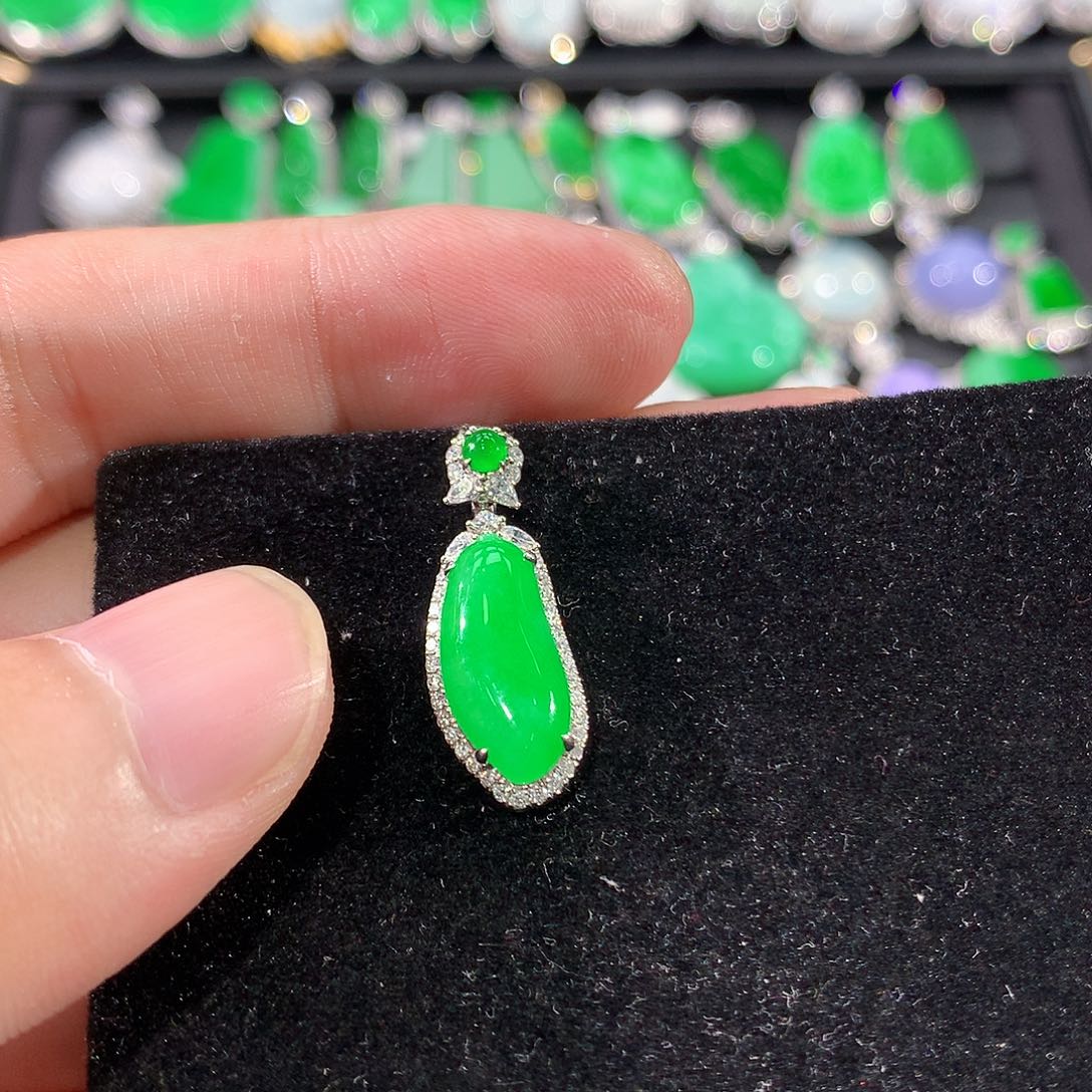 翡翠18K金镶嵌颈饰