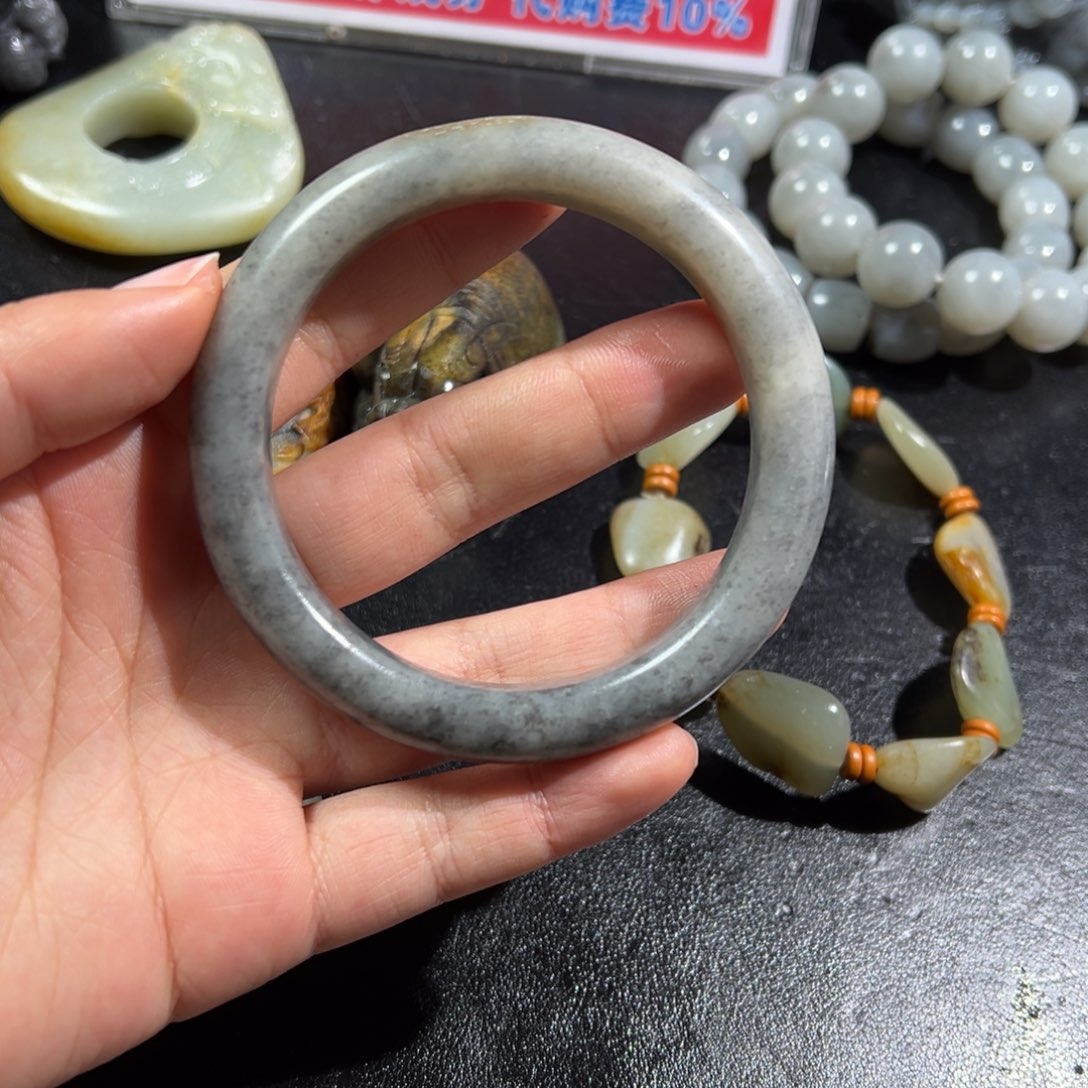 和田玉镯子未镶嵌