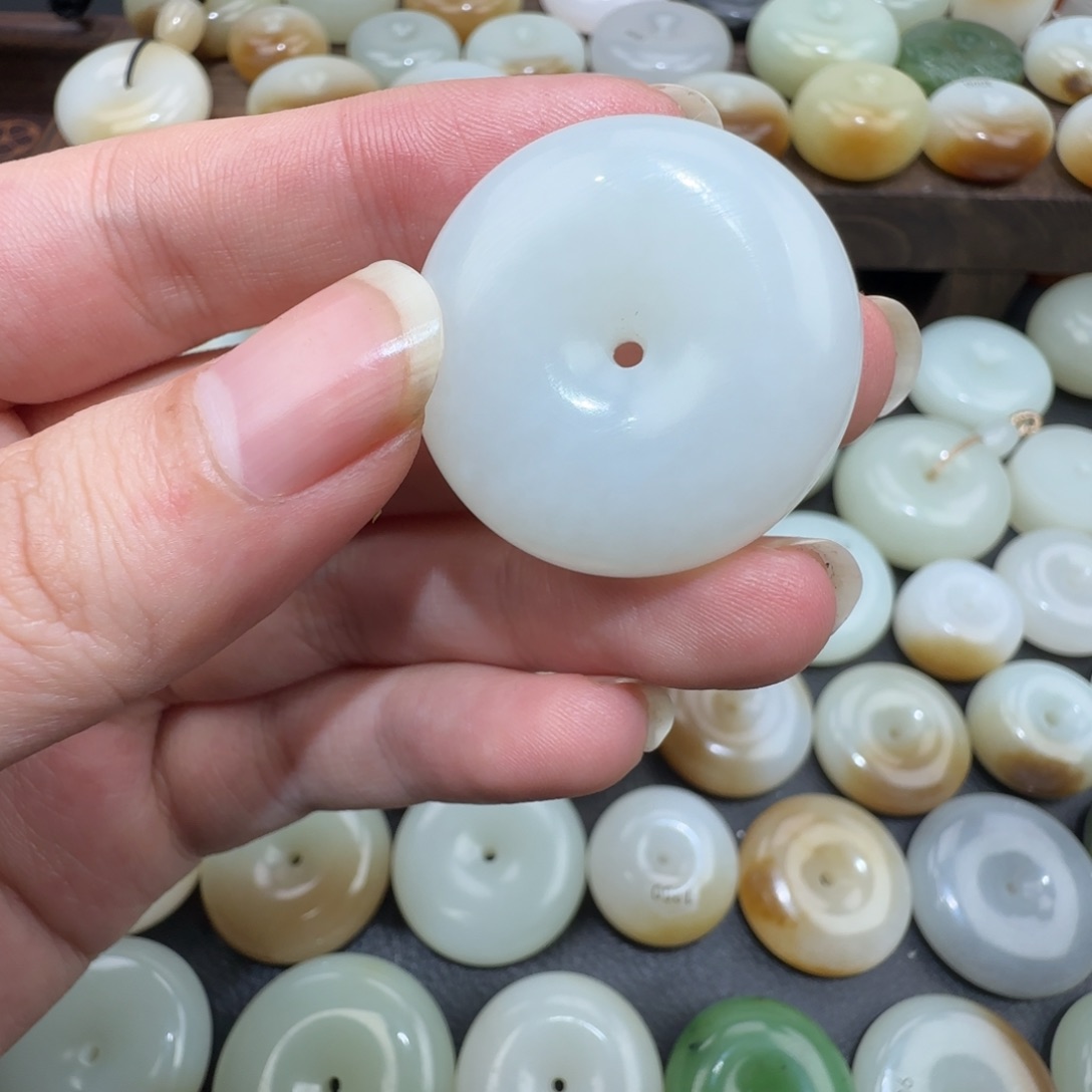 浩***子和田玉（糖玉）未镶嵌颈饰