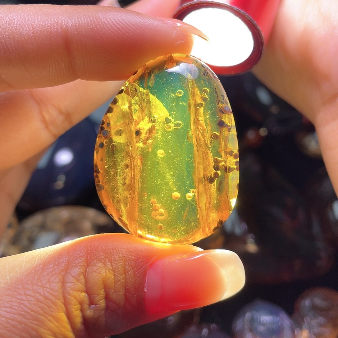 琥珀裸石未镶嵌？