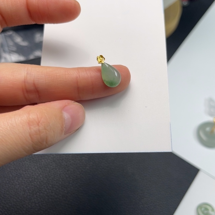 翡翠18K金镶嵌颈饰水滴