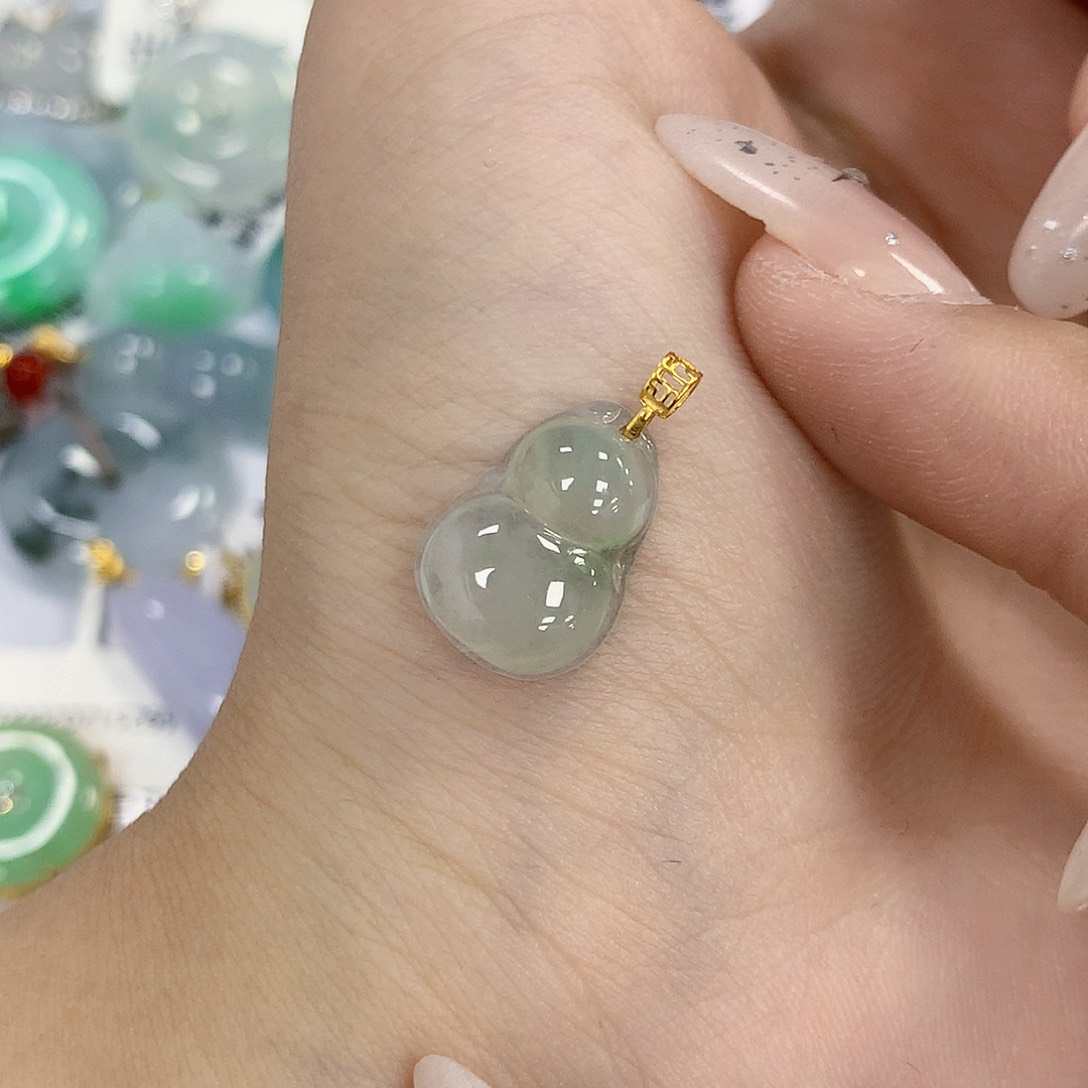 颈饰18K金镶嵌翡翠