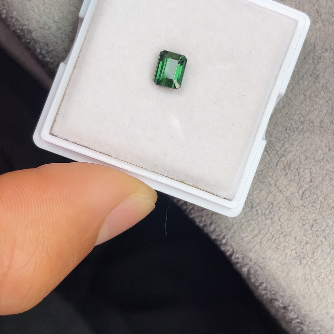 碧玺裸石未镶嵌1.16Ct。