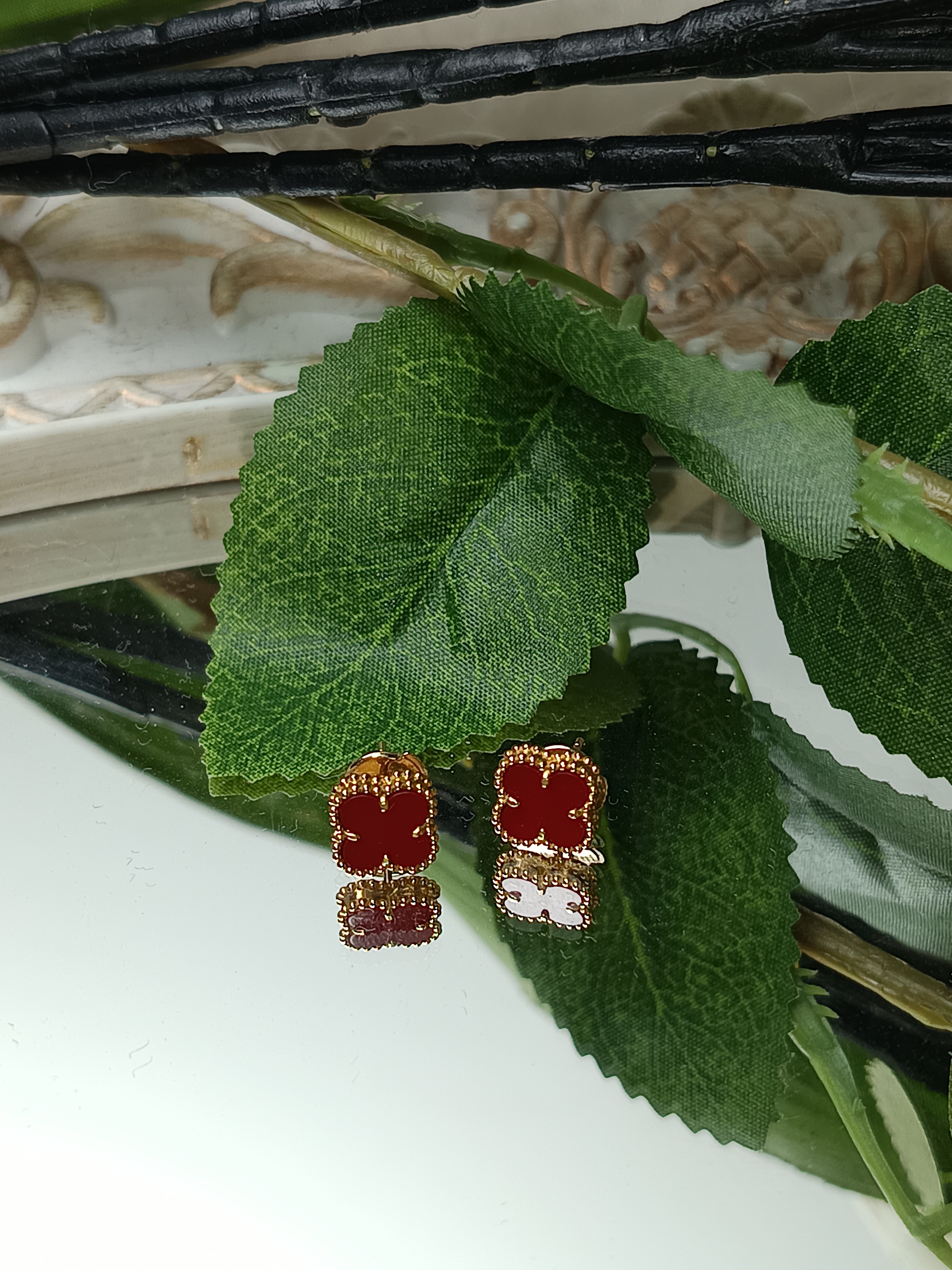 18K金镶嵌玛瑙耳钉 9mm 小花 四草 红玛瑙 K黄