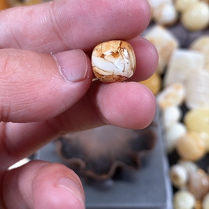 琥珀裸石未镶嵌我