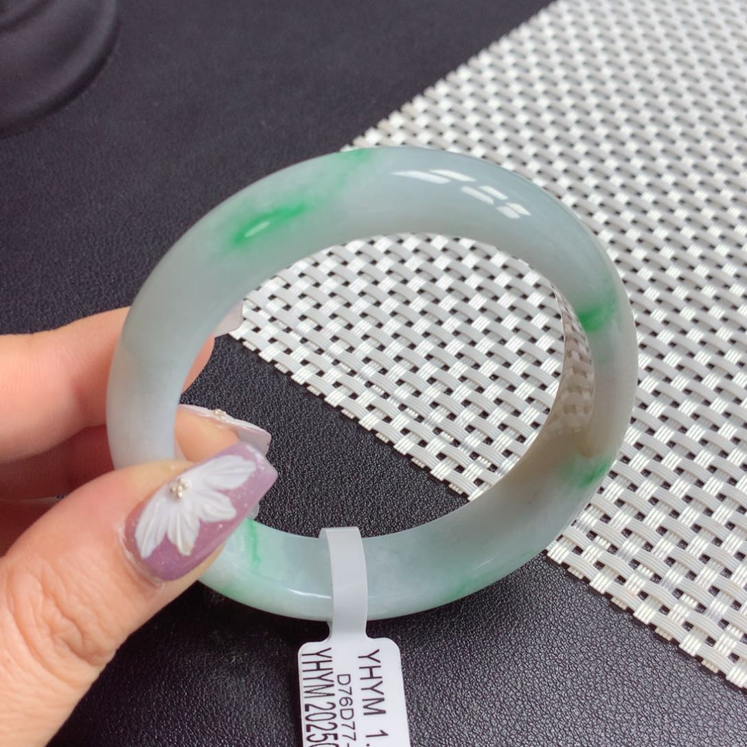 翡翠手镯未镶嵌缅甸