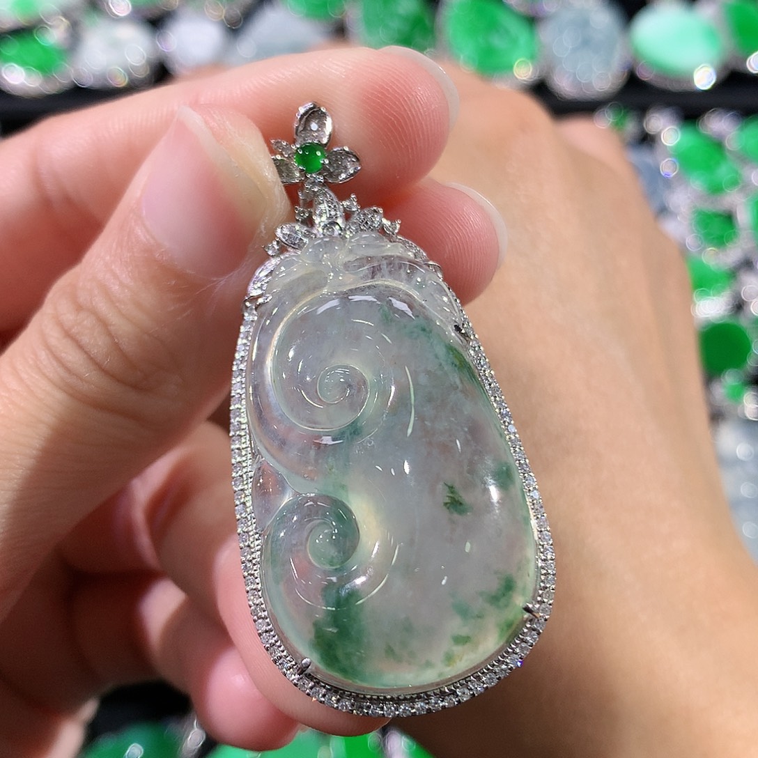 翡翠18K金镶嵌颈饰