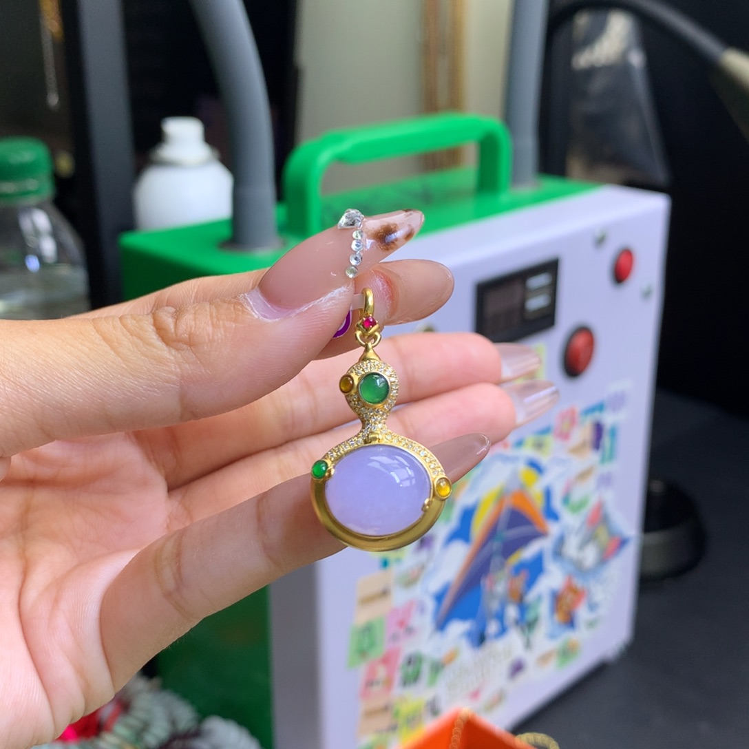 翡翠18K金镶嵌颈饰