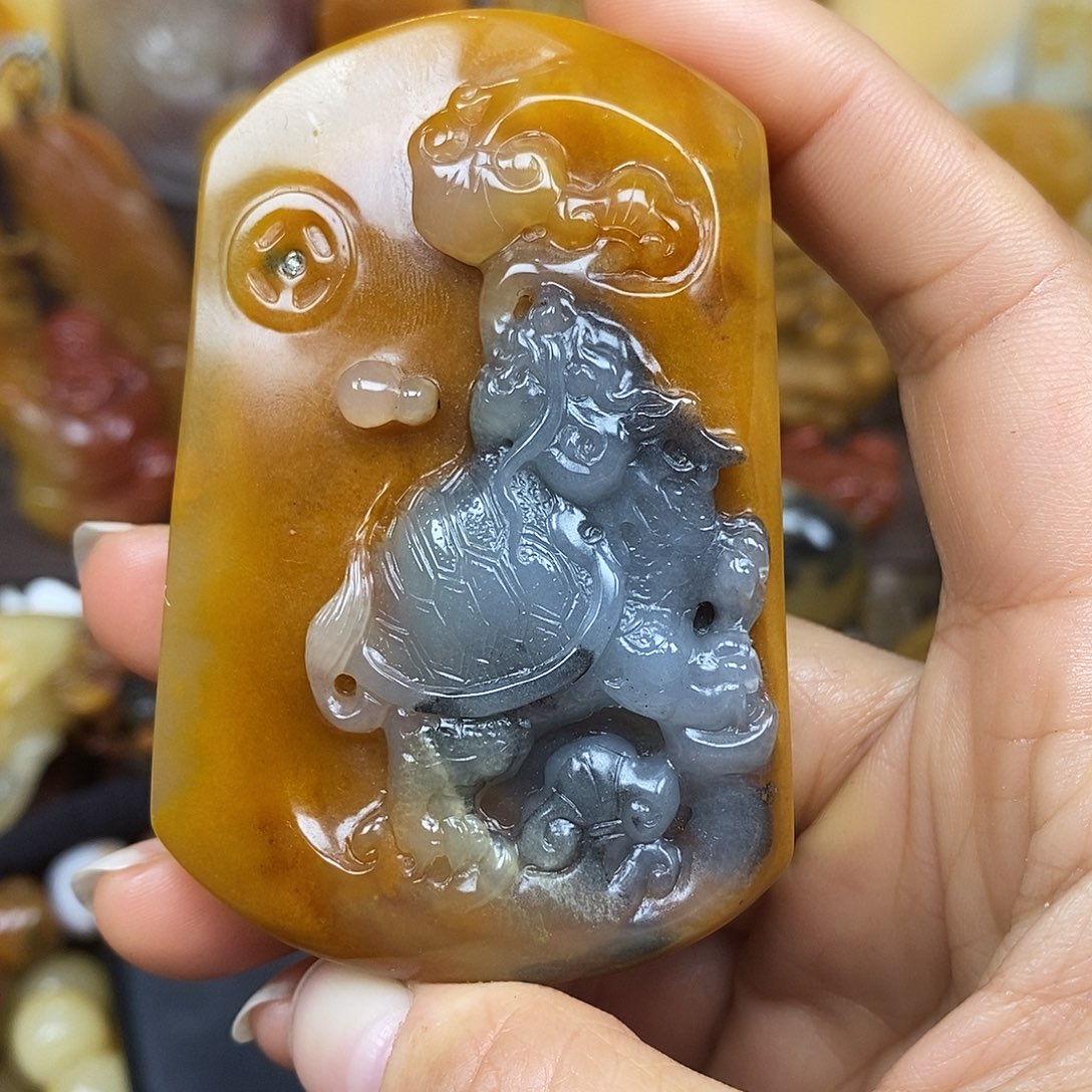 石英质玉（黄龙玉）颈饰未镶嵌