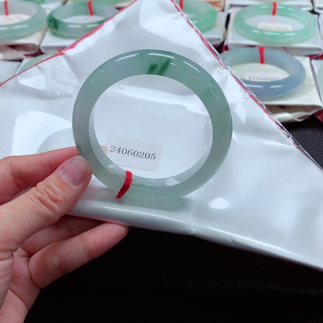 翡翠手镯未镶嵌天然A货翡翠手镯