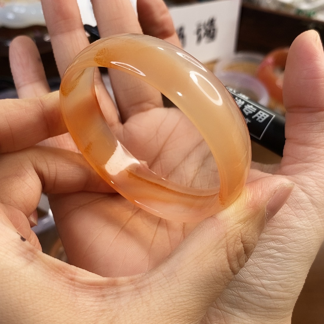 玛瑙/玉髓未镶嵌手镯C253。54.8圈。瑕