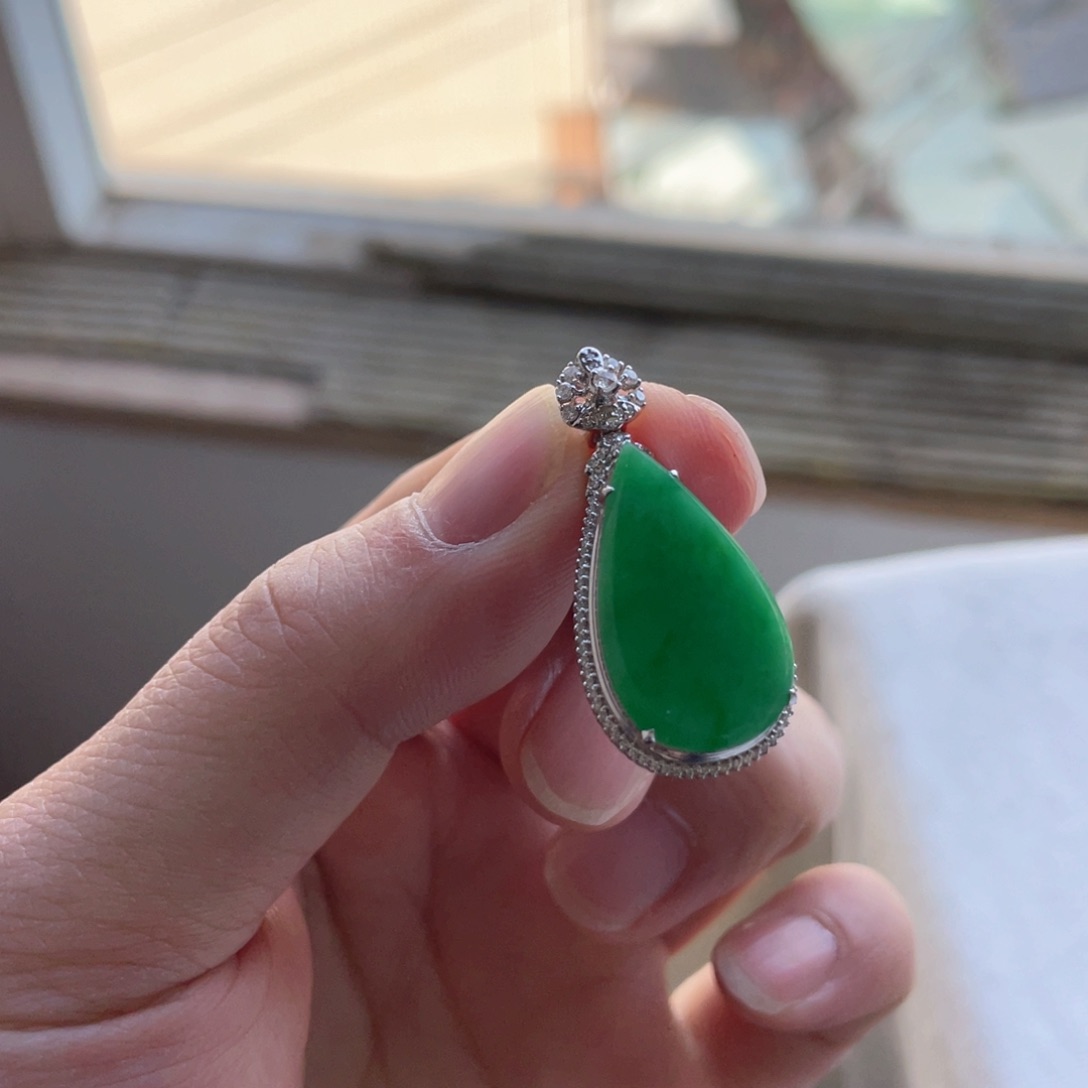 翡翠颈饰未镶嵌阳绿无事牌