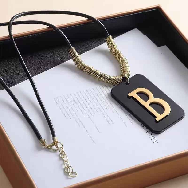 非金属皮质项链 新款皮绳链条女长款B字母吊坠挂链网红百搭毛衣链