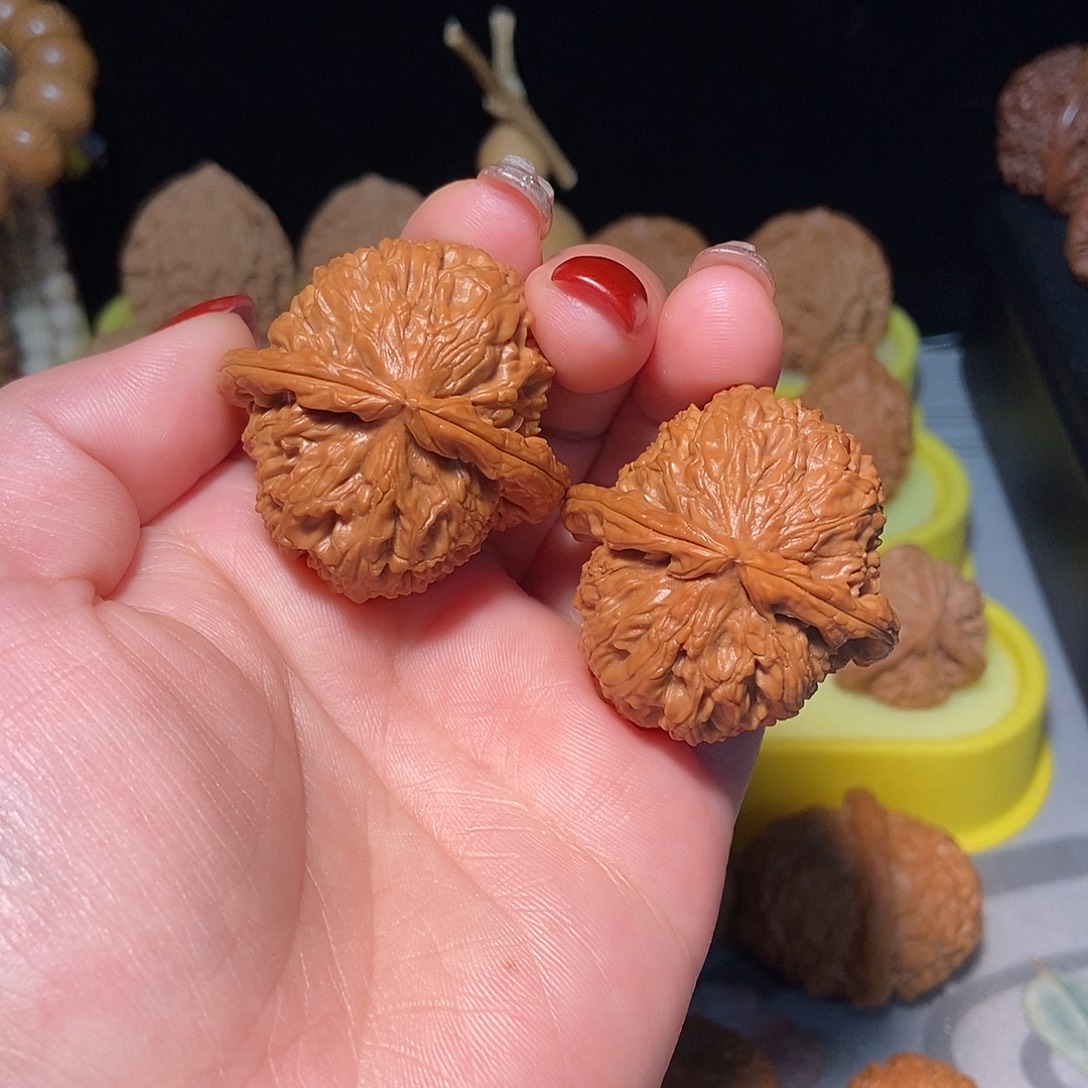 文玩核桃吊坠白狮子