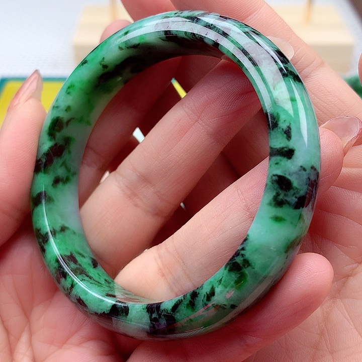 翡翠手镯未镶嵌翡翠