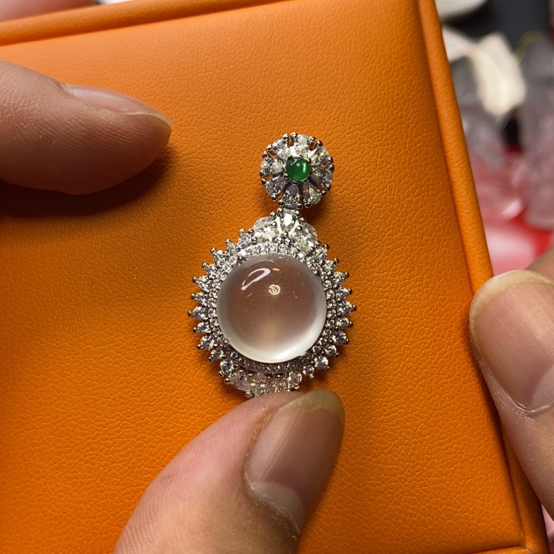 石英质玉合金吊坠