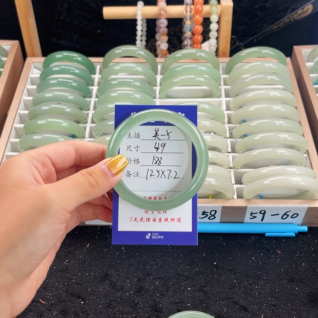 未镶嵌手镯石英质玉月**月