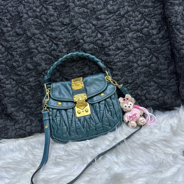 95新 MIU MIU/缪缪 缪缪宝绿色元宝小号麻花斜挎包手提包