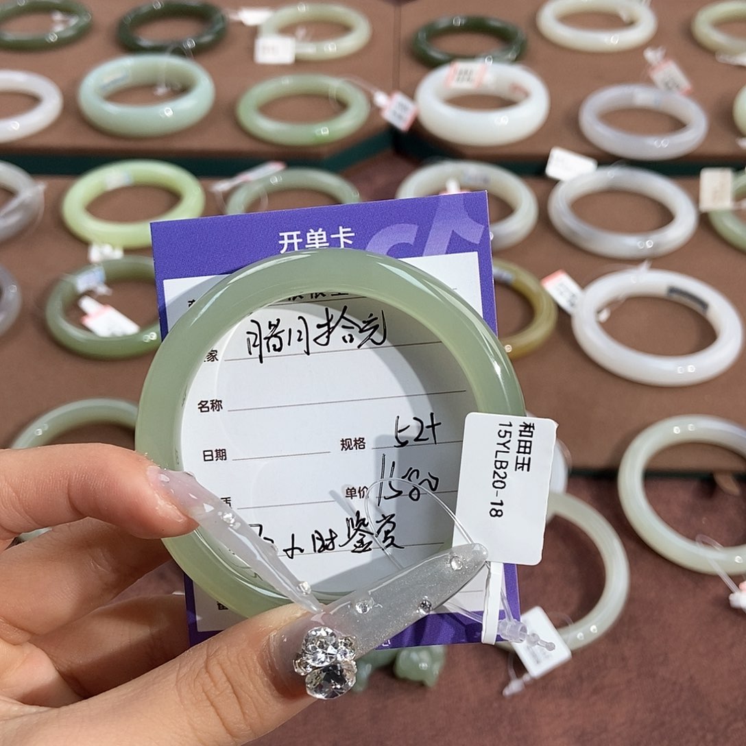 和田玉手镯未镶嵌腊**光