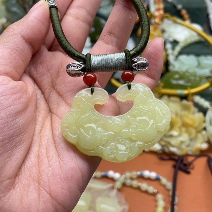 蛇纹石玉吊坠合金