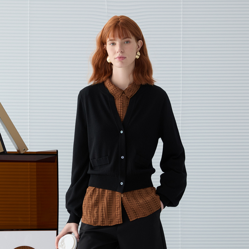 谜底V领针织开衫2025春季新品简约百搭短款毛衫长袖女士251MZ0335