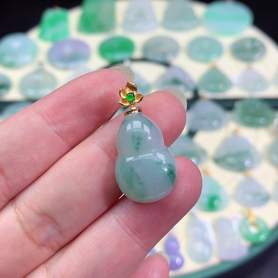 翡翠18K金镶嵌颈饰葫芦